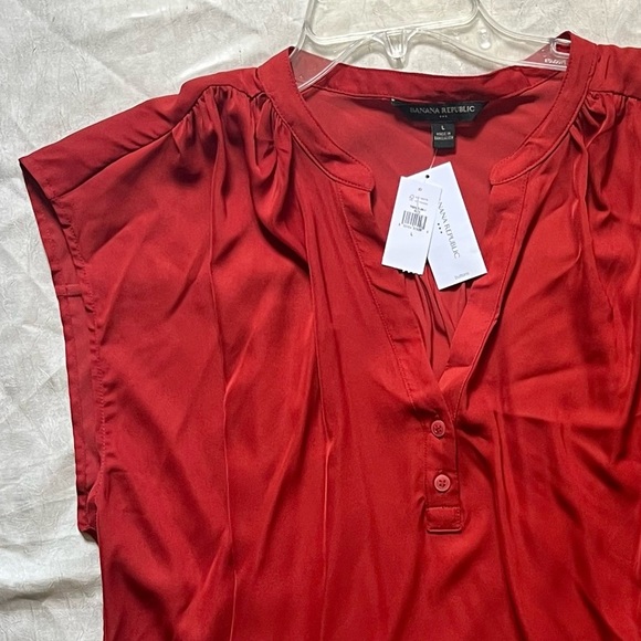 Banana Republic Scarlet Sleeveless V-Neck Blouse - Picture 5 of 5